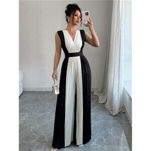 A Classy Chic Boutique Monochrome Pleated Jumpsuit